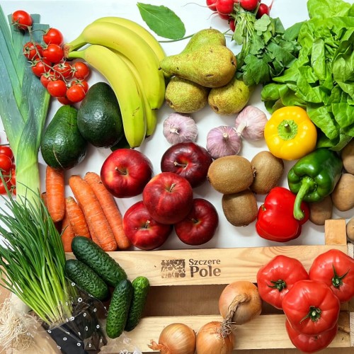 paczka sezonowych warzyw i owoców ze szczerego pola